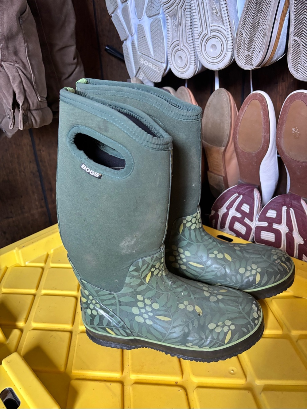 Bogs Green Leaf-Pattern Waterproof Pull-On Boots